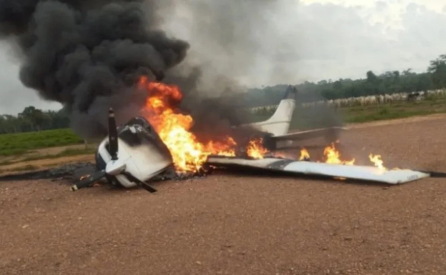 Piloto incendeia avião após ser interceptado pela da FAB.
