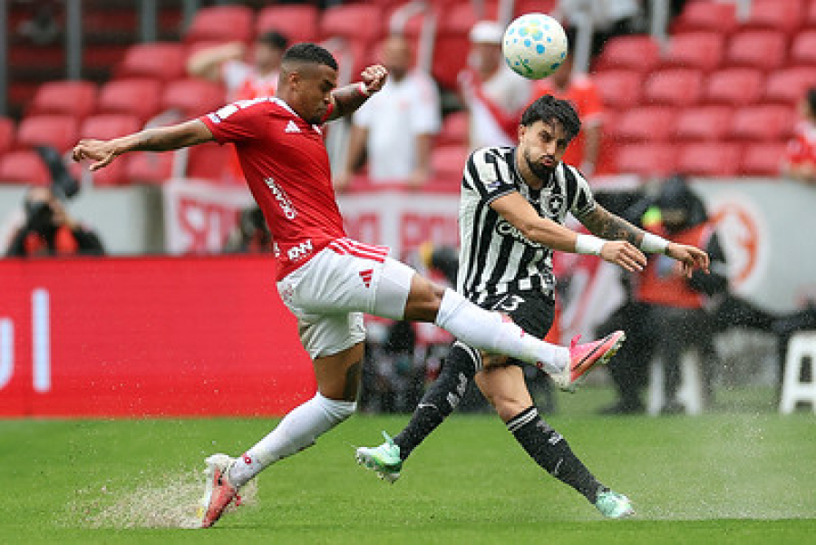 Botafogo perde para o Internacional e liga botão de alerta