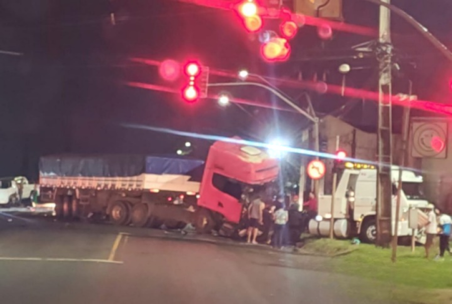 Carreta atinge veículos parados no semáforo