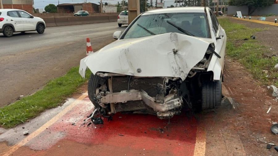 Mercedes atinge ponto de ônibus, em Maringá.