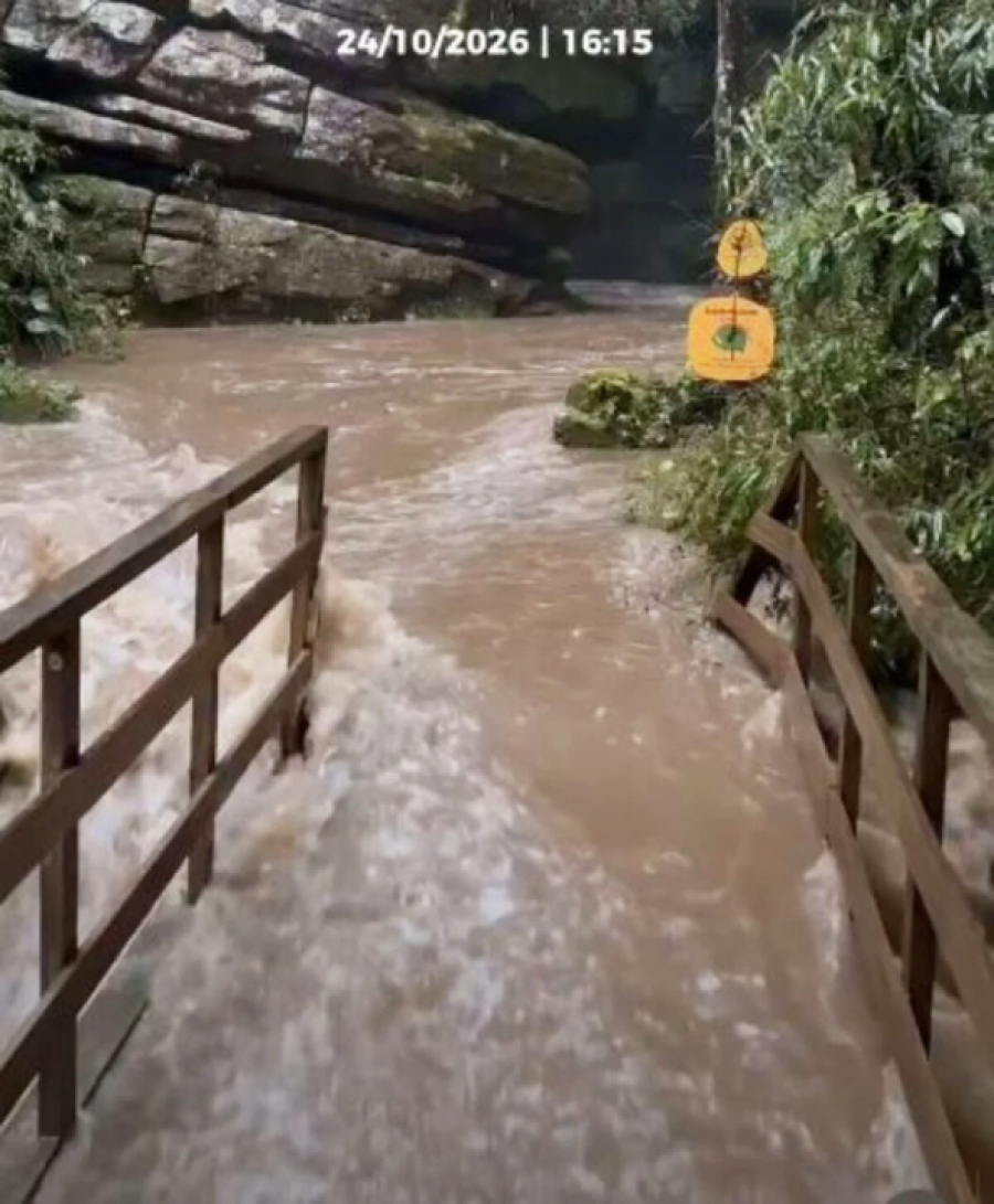 Temporal deixa passarela submersa no Buraco do Padre