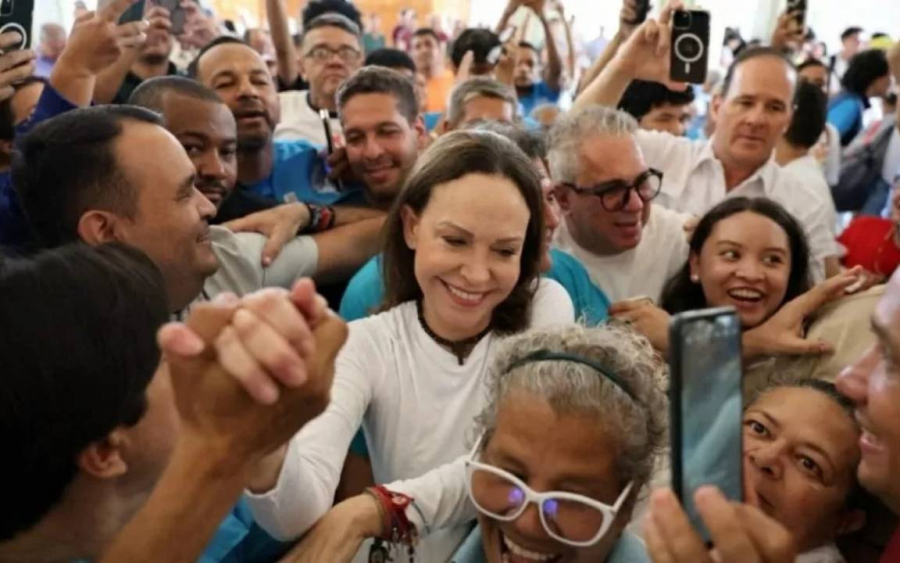 María Corina volta à Venezuela após meses de exílio.
