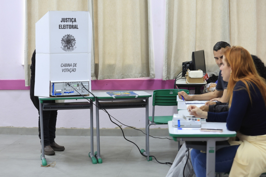 Cinco estados e o Distrito Federal elegem governadores