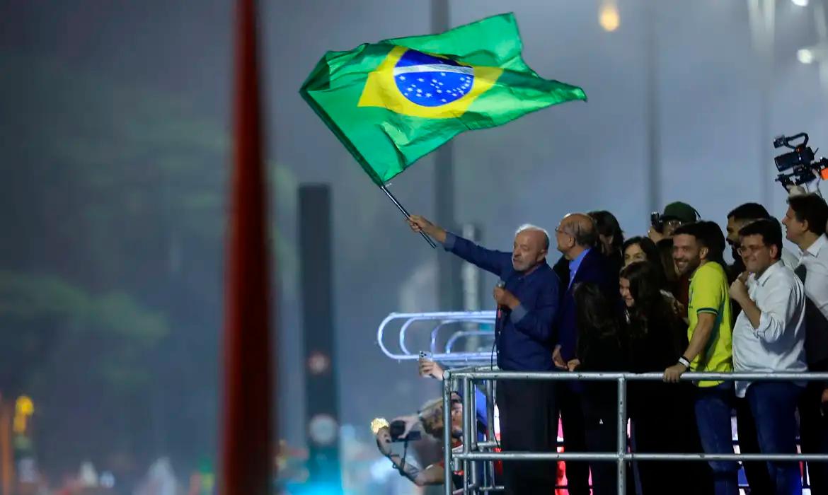 Flávio Bolsonaro vence, mas Lula registra maior crescimento 