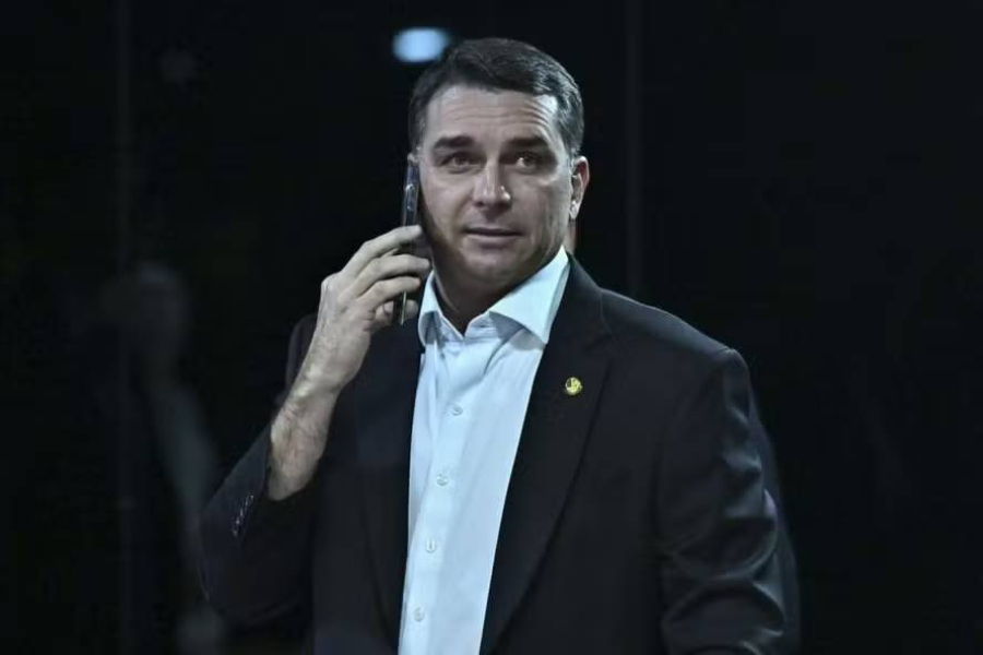 Moraes manda Flávio Bolsonaro entregar seu passaporte.
