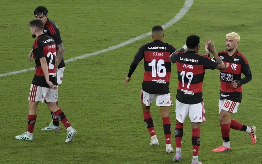 Gol nos acréscimos assegura Flamengo na liderança do Brasileirão