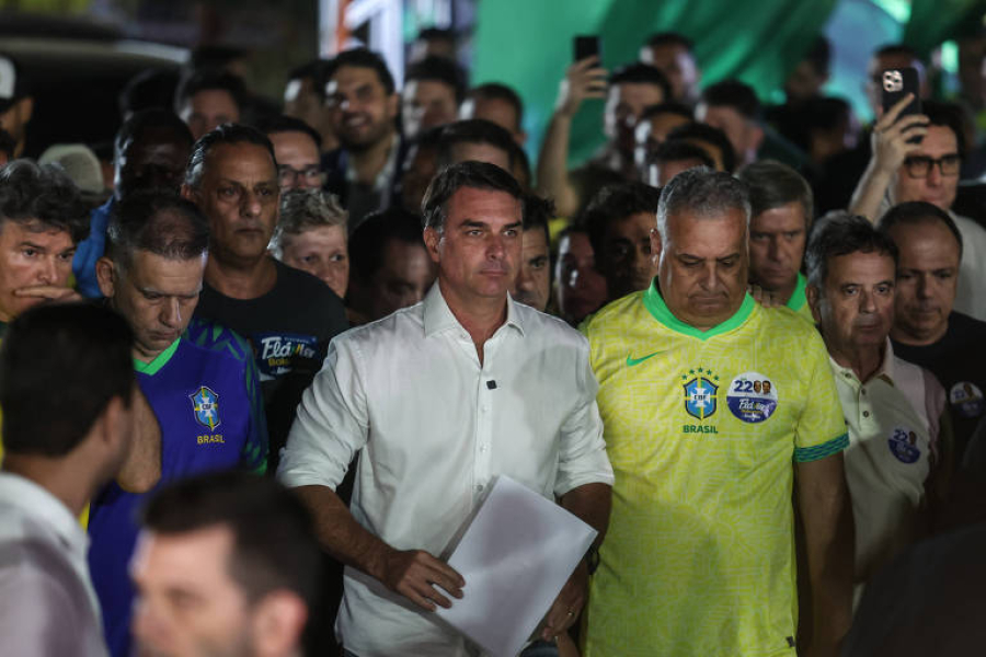 PF investiga possível saída de Flávio Bolsonaro do Brasil