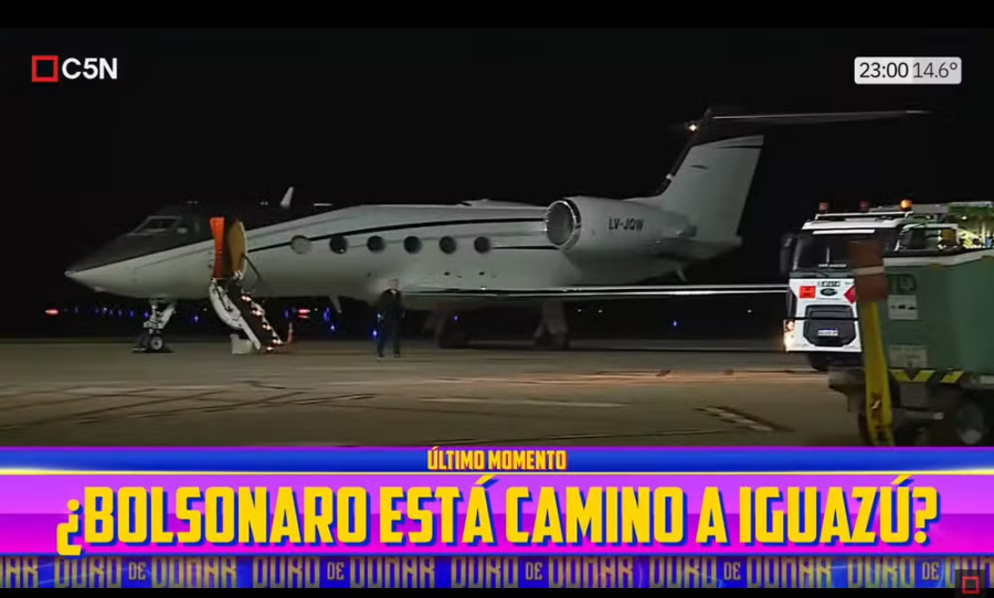 Flávio Bolsonaro deixou o Brasil pela Argentina.