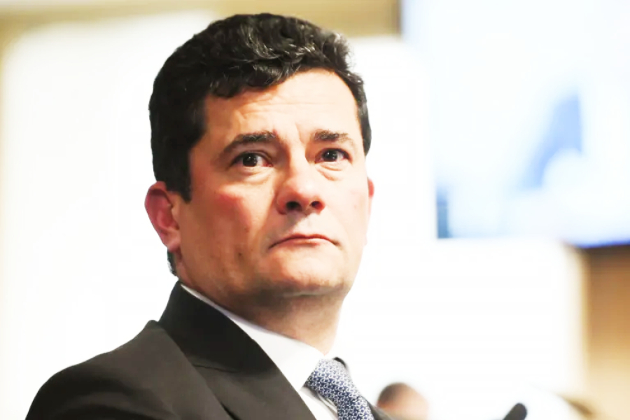 Sergio Moro defende saída de Flávio Bolsonaro do Brasil