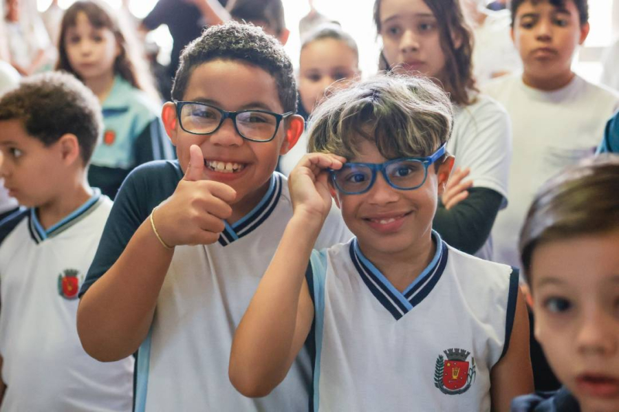Saúde ocular nas escolas beneficia estudantes com exames e óculos.