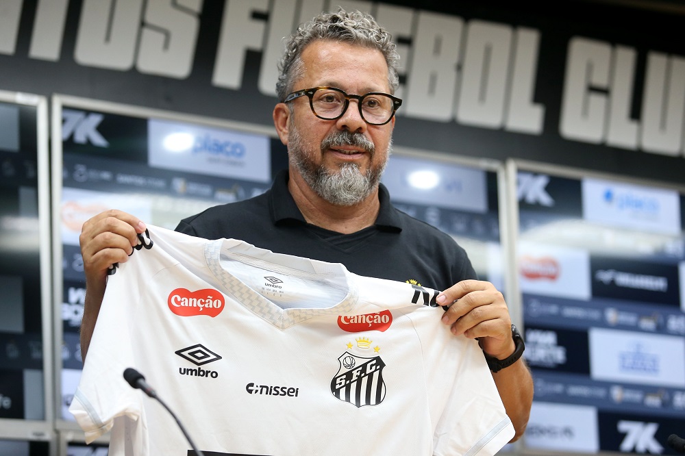 Cléber Xavier é apresentado e vê Neymar como solução para Santos reagir
