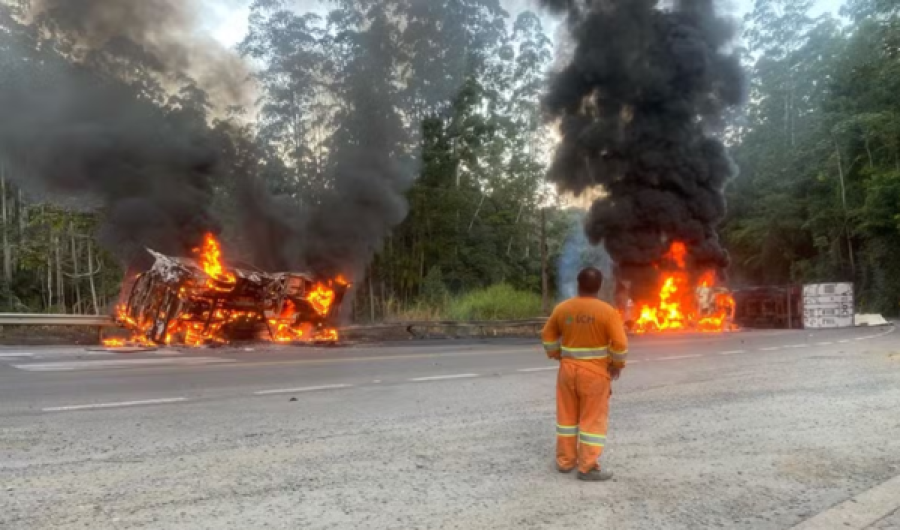 Acidente entre carreta, micro-ônibus e carro deixa mortos e feridos na BR-280