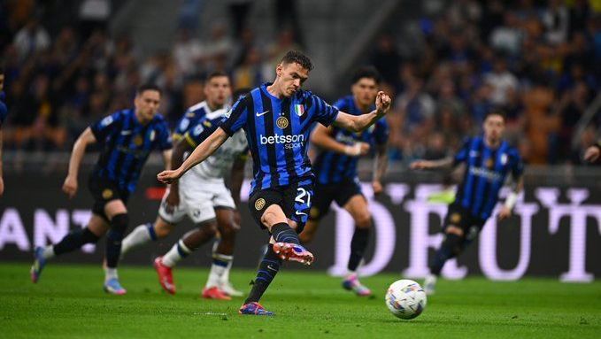 Inter de Milão mantém esperanças de título com vitória magra sobre o Verona