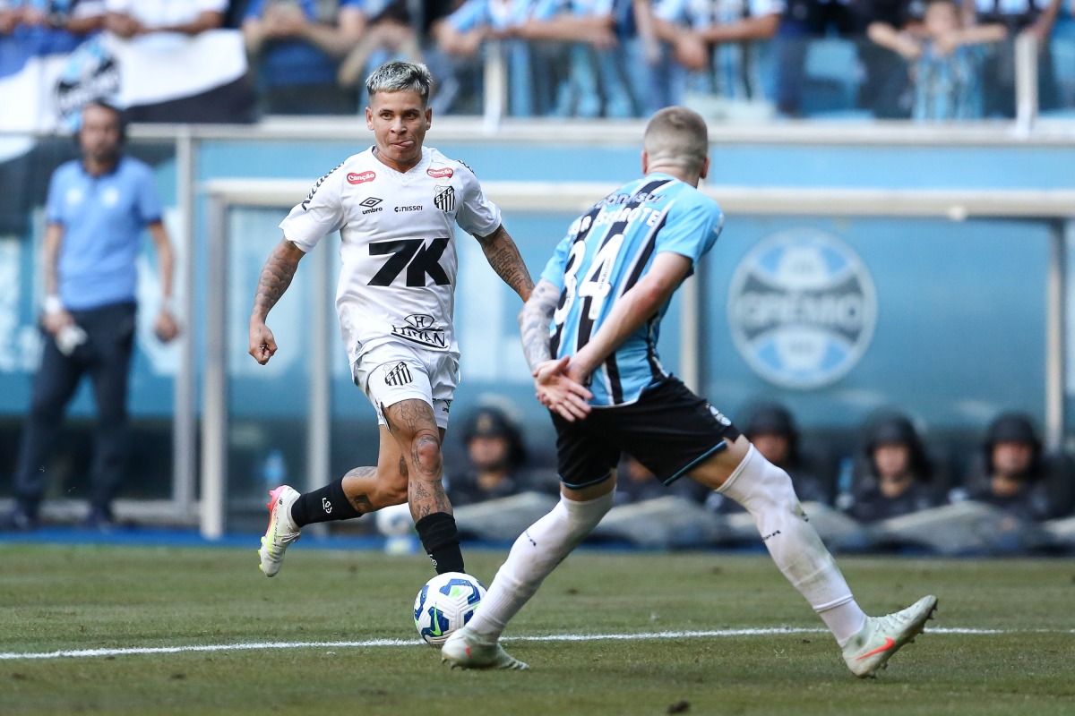 Grêmio vence Santos, escapa do Z4 e afunda Peixe na classificação