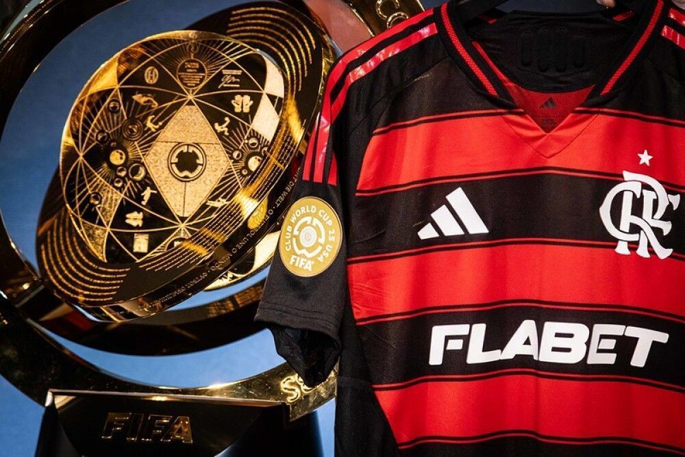 Flamengo recebe troféu e apresenta uniformes para o Mundial de Clubes
