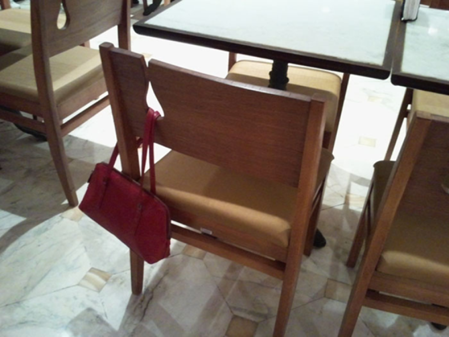 Ladrão furta carteira em restaurante 