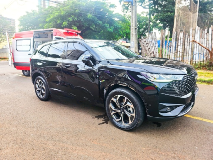 Mulher é intubada após acidente na avenida Petrônio Portela.