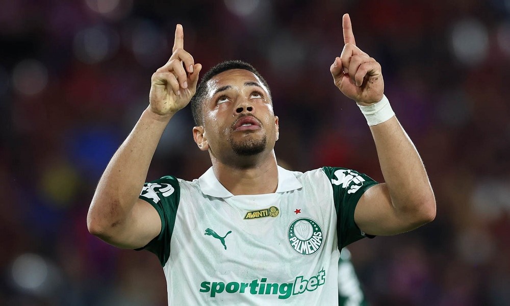 Vitor Roque perde gol incrível, mas se redime 