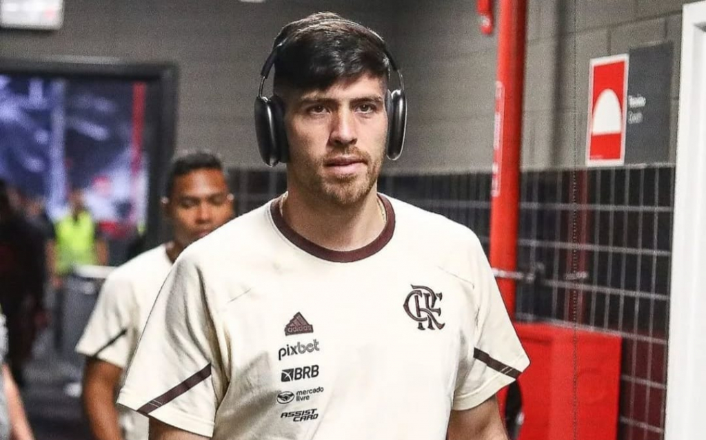 Jogadores do Flamengo sofrem tentativa de assalto após volta ao Rio, e goleiro Rossi tem carro baleado
