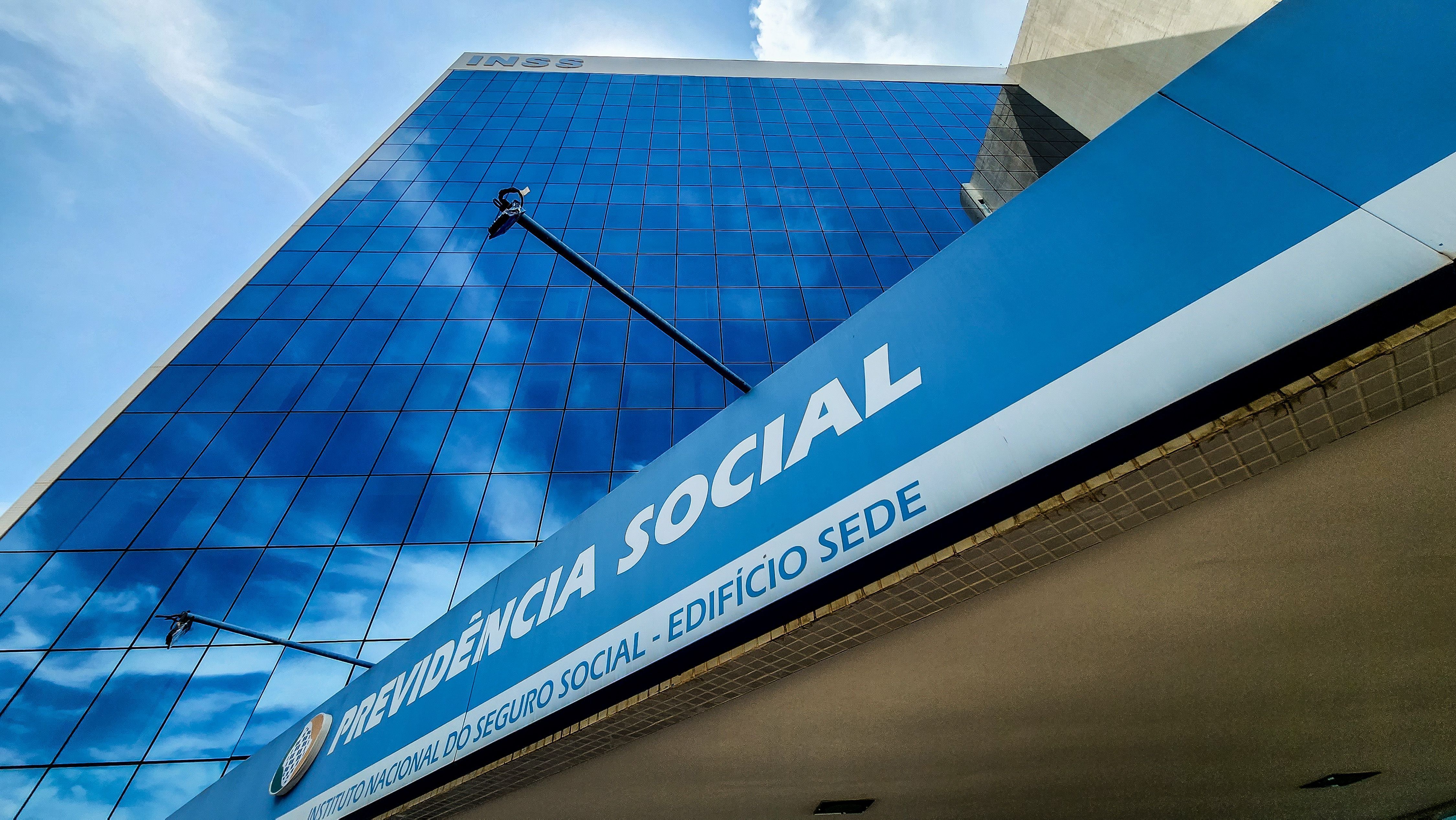 Fraudes no INSS: Juiz reforça suspensão de descontos em favor da Contag