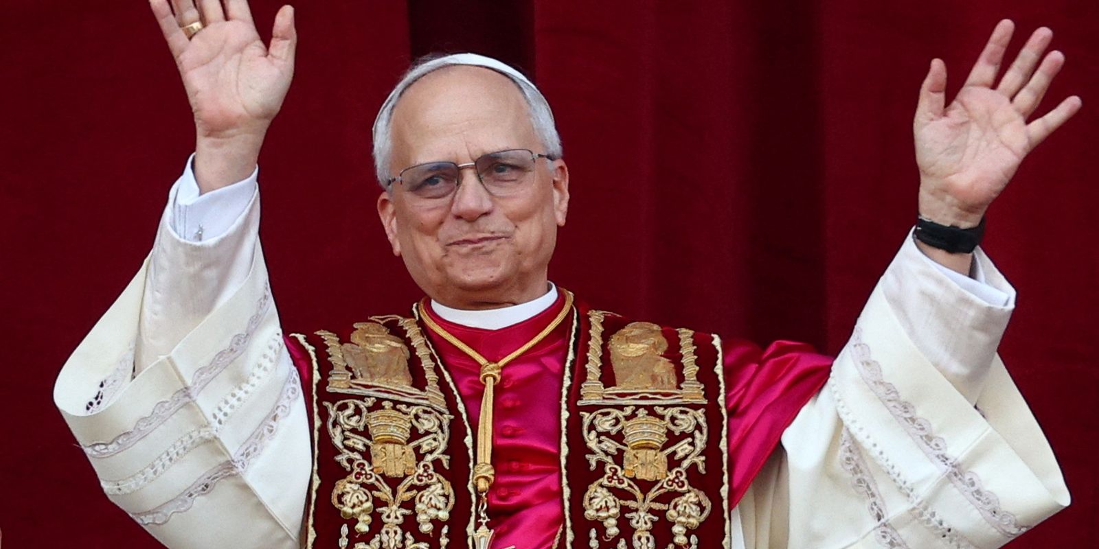 Papa Leão 14 visita túmulo do papa Francisco.