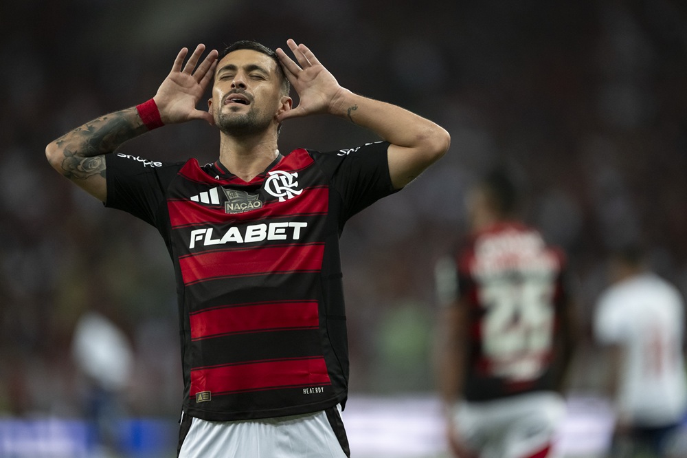 Flamengo vence o Bahia e dormiu na liderança 