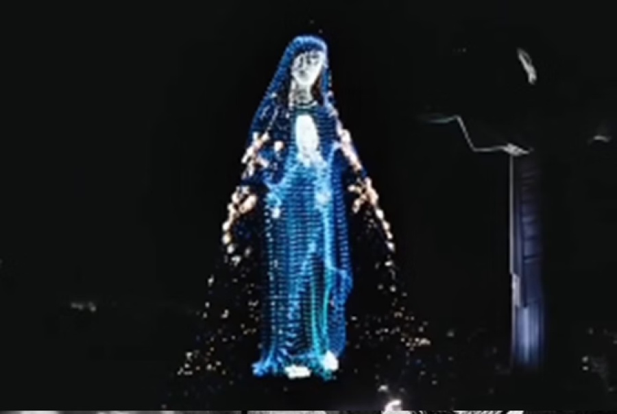 N. Sra. Aparecida é projetada ao lado do Cristo 