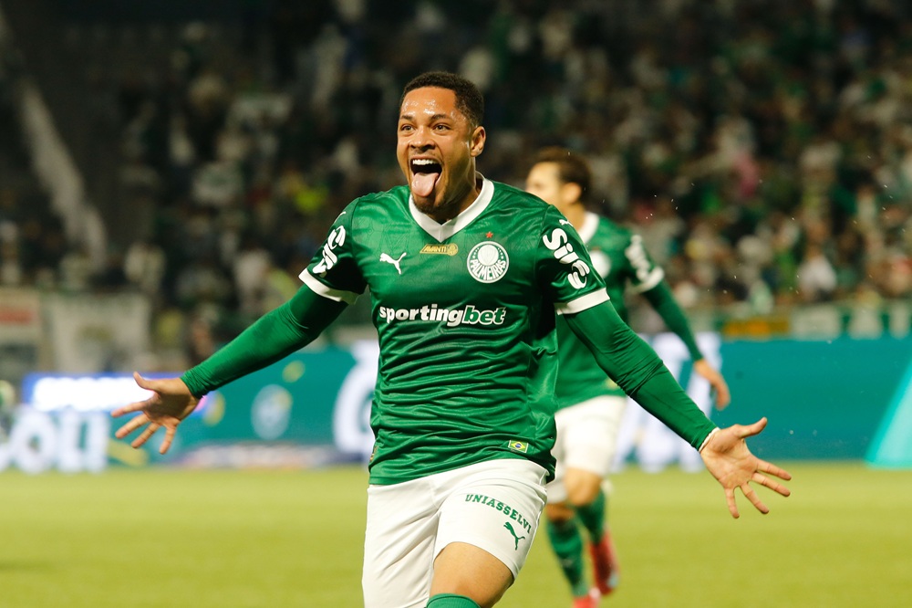 Palmeiras vence São Paulo com gol de Vitor Roque no apagar das luzes e recupera liderança do Brasileiro