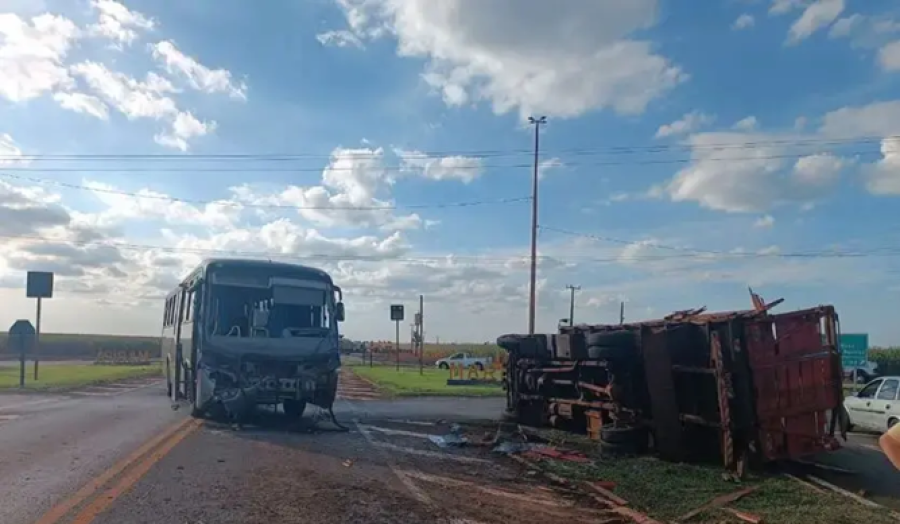 Batida entre ônibus e caminhão deixa 10 Feridos na PR-182
