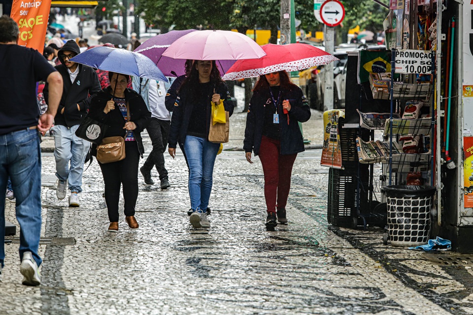 Nova frente fria traz chuva e reduz temperaturas no Paraná nesta semana, prevê Simepar