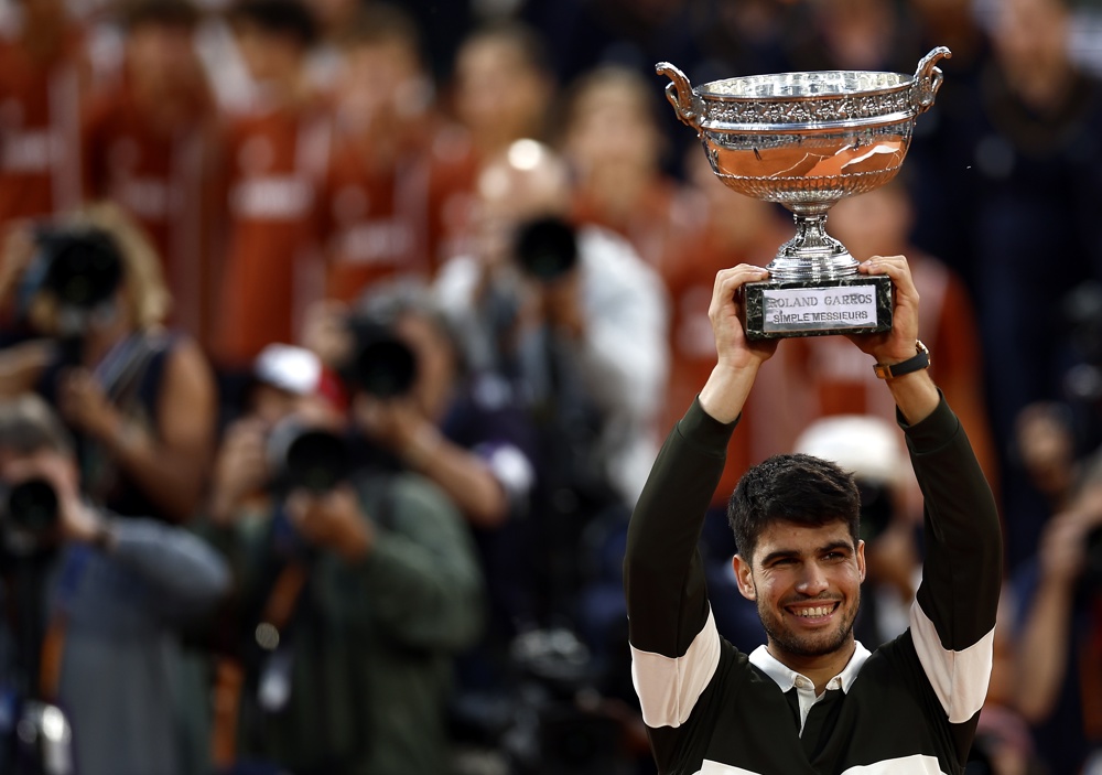 Alcaraz vence Sinner em final épica e repete título em Roland Garros