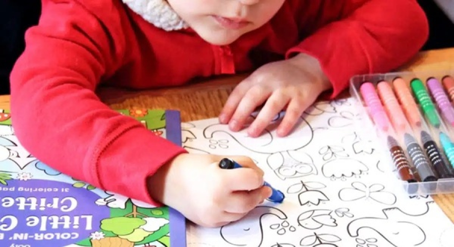 Mãe acha desenhos perturbadores em livro de colorir e alerta