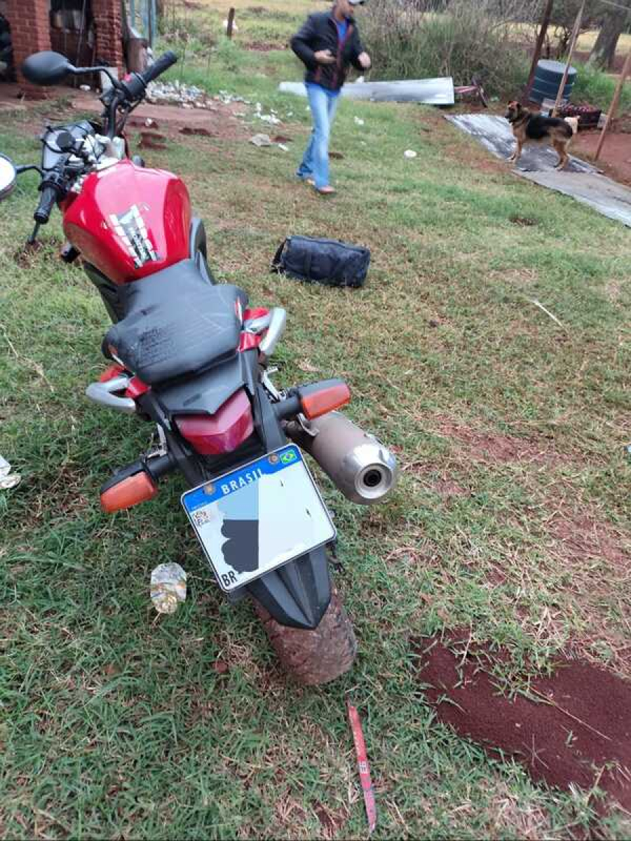 Perseguição termina com motoqueiro detido.