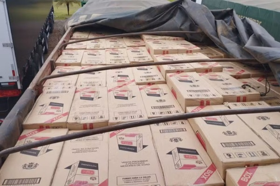 Caminhoneiro é preso com carga de cigarro 