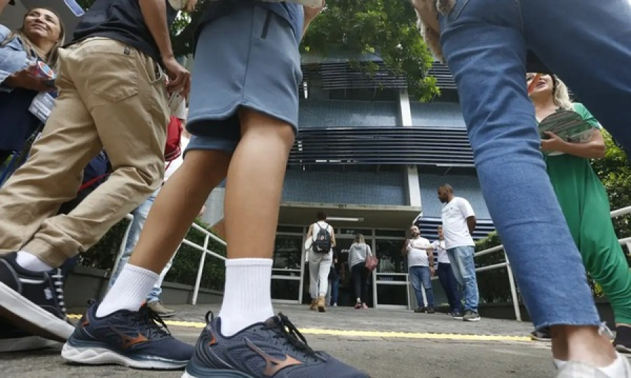 Penas mais duras para crimes em escolas.