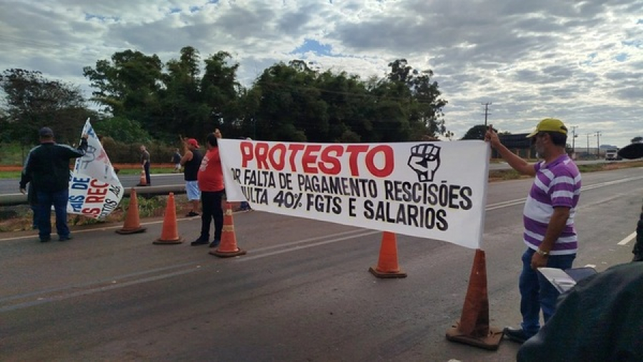 Trabalhadores que não receberam salários protestam