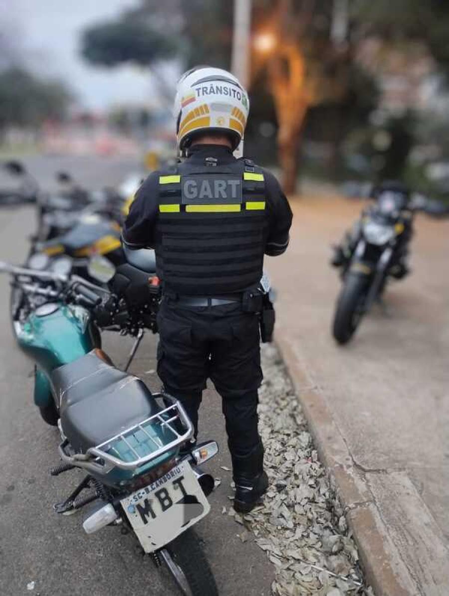 Motocicleta em mau estado é interceptada.