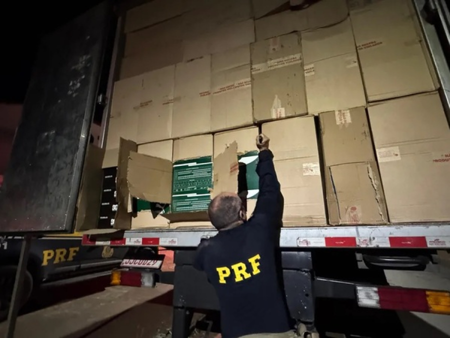 PRF apreende 15 mil pares de calçados falsificados 