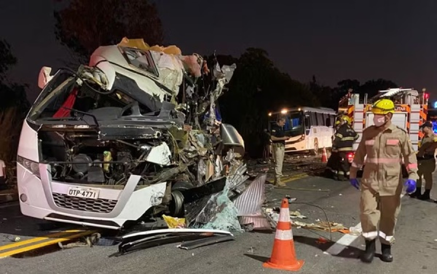 Acidente entre carreta, micro-ônibus e ônibus deixa cinco mortos