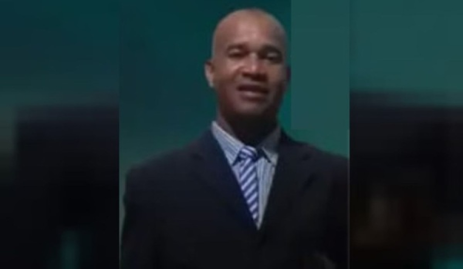 Pastor pede para fiel mandar fotos da calcinha.