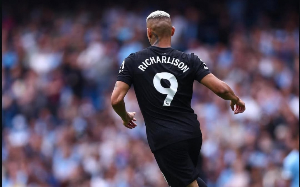 Richarlison desmonta defesa do Manchester City.