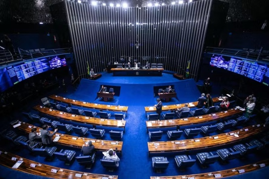 Senado vota projeto que cria regras nas redes contra a 'adultização'