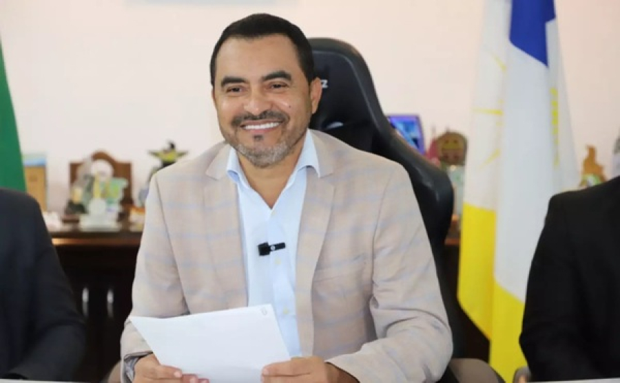 Governador do Tocantins é afastado por desvio.