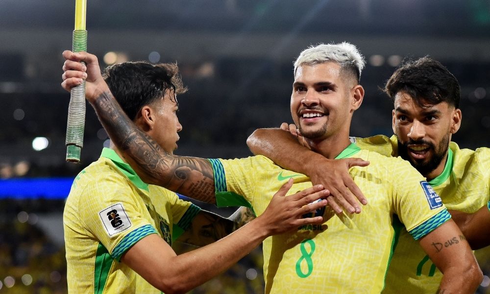 Brasil domina Chile no Maracanã, vence por 3 a 0 