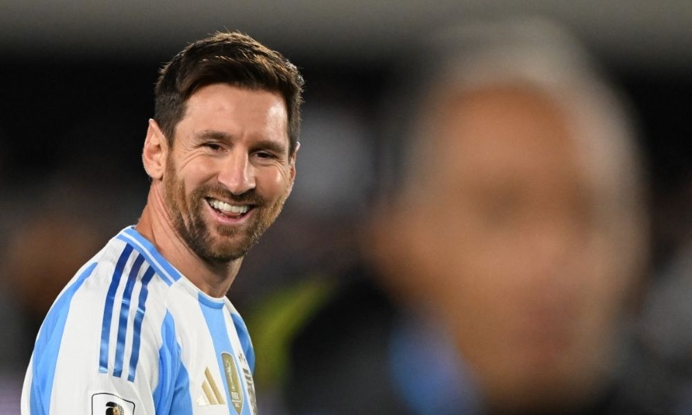 Messi se despede da seleção na Argentina com gols, vitória e choro