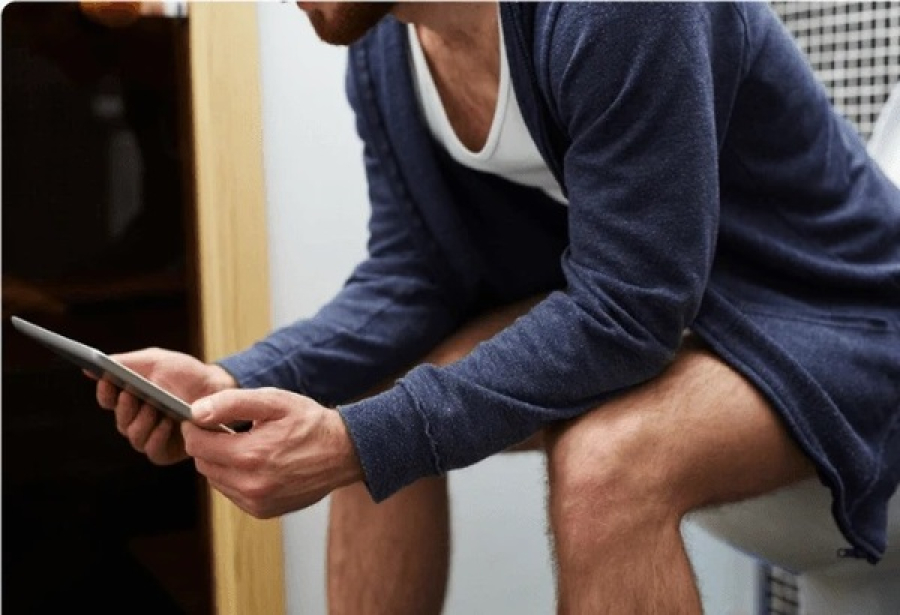 Uso de celular no sanitário pode aumentar risco de hemorroidas